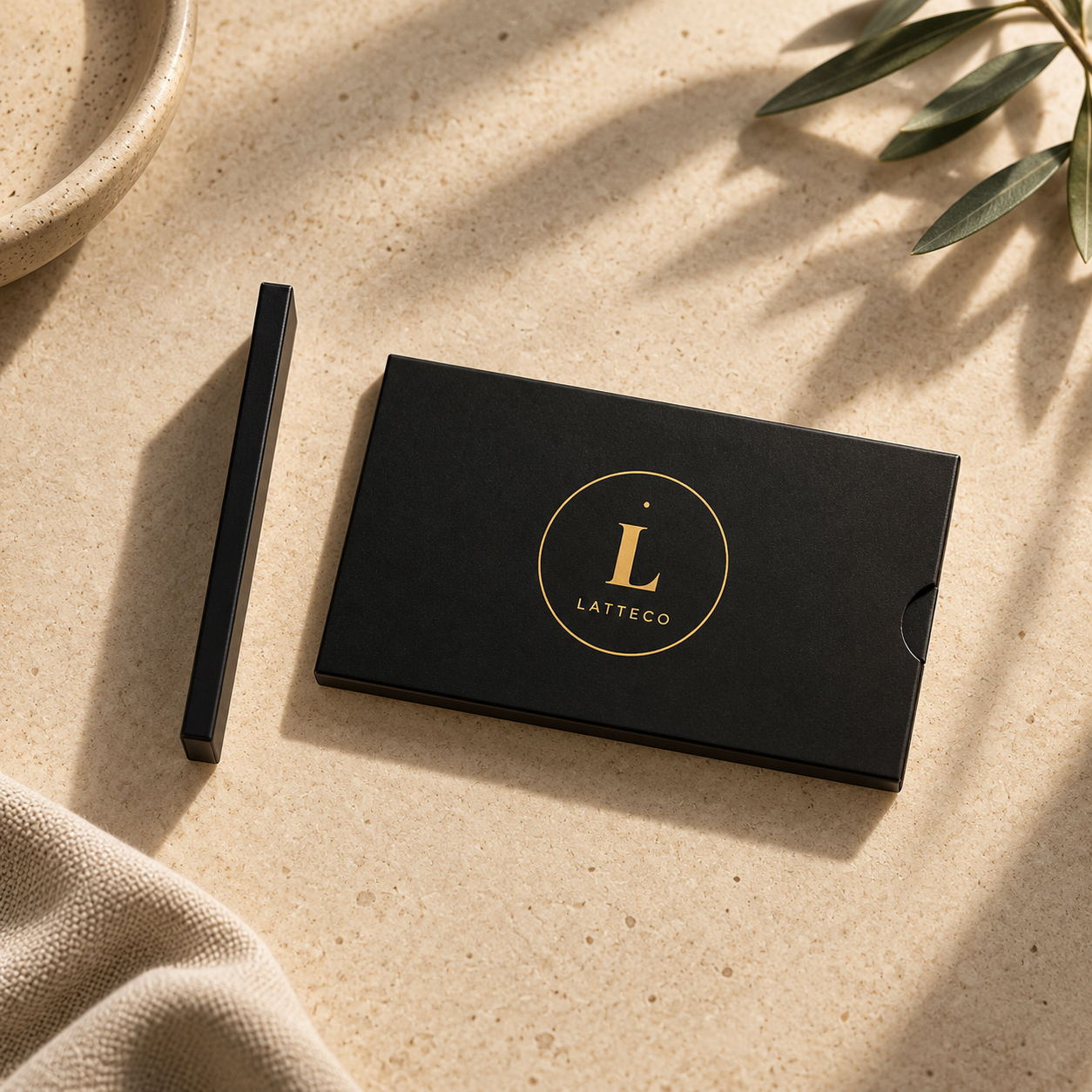 LATTECO: confezione premium nera con logo dorato, formato tascabile